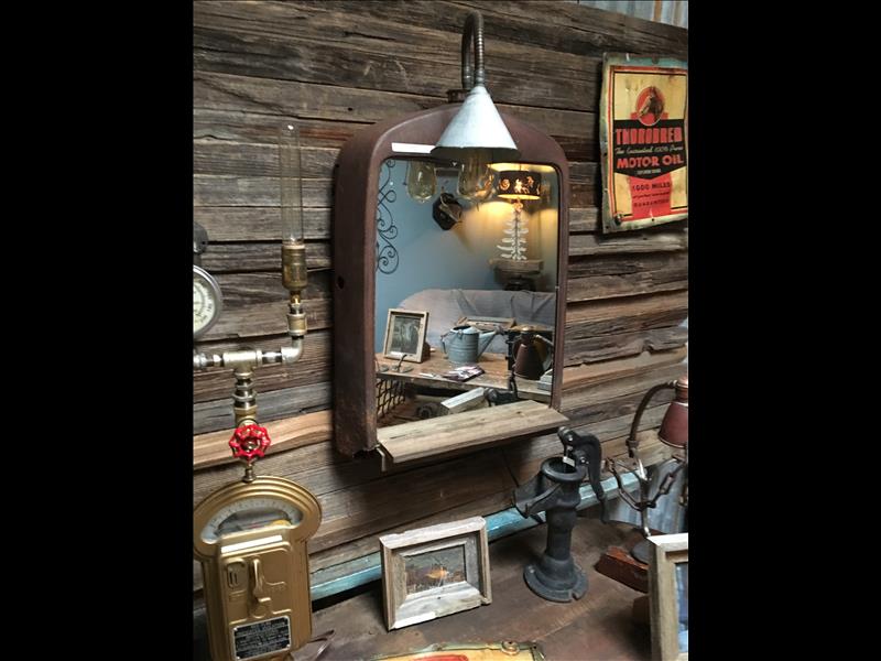 Lamp/mirror is a great addition or the main attraction to a very spectacular old Americana feel. Thi(..)